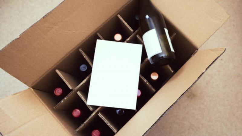 Caixa de papelão para vinho personalizada: transforme sua embalagem em arte!